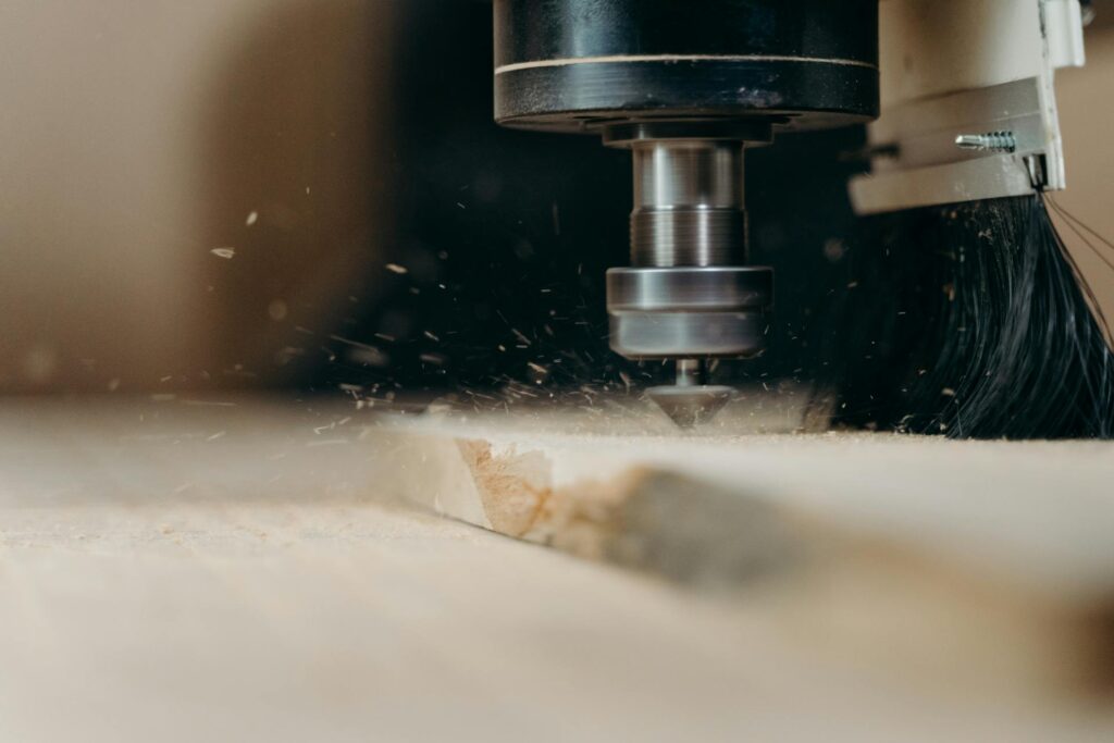 fresa che lavora una schiena in mdf in Tonelli SPA